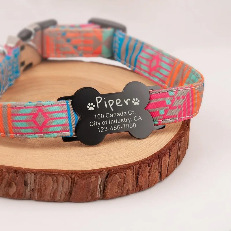 Plaquita negra con forma de hueso montada sobre un collar de colores