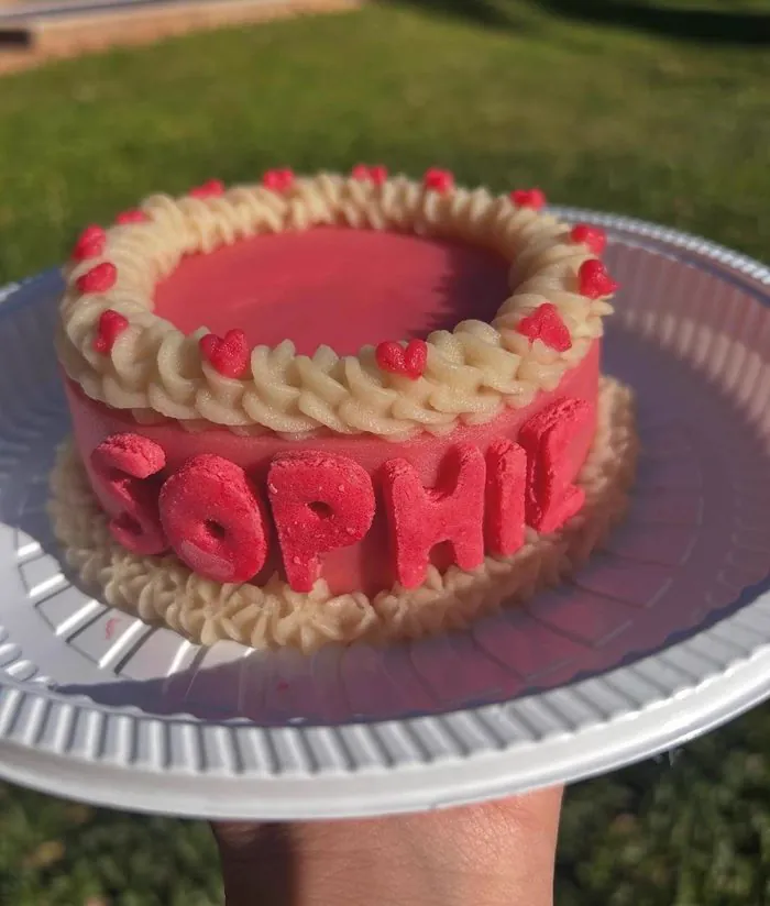 Torta canina rosa decorada con el nombre Sophie